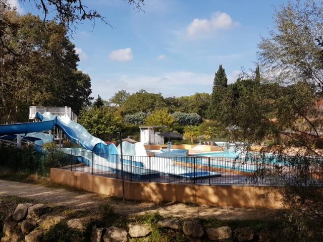 Parc aquatique 1 toboggan 3 pistes, 2 piscines, 2 jacuzzis, 1 pataugoire Parc aquatique 1 toboggan 3 pistes, 2 piscines, 2 jacuzzis, 1 pataugoire