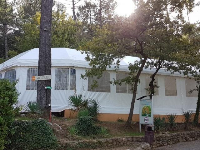 Parc aquatique 1 toboggan 3 pistes, 2 piscines, 2 jacuzzis, 1 pataugoire Parc aquatique 1 toboggan 3 pistes, 2 piscines, 2 jacuzzis, 1 pataugoire